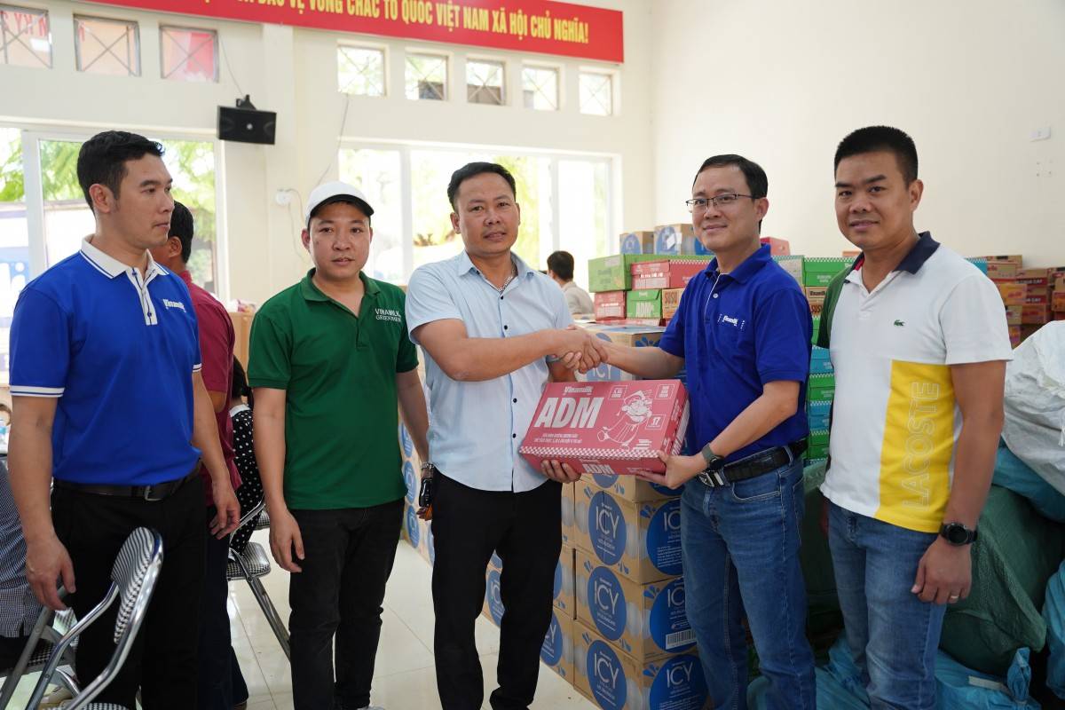 ​​​​​​​ Đại diện Vinamilk - Ông Tạ Xuân Tuấn, Giám đốc kinh doanh Miền Bắc trao tặng sản phẩm dinh dưỡng cho xã Văn Hán, tỉnh Thái Nguyên. Ảnh: Tịnh Không