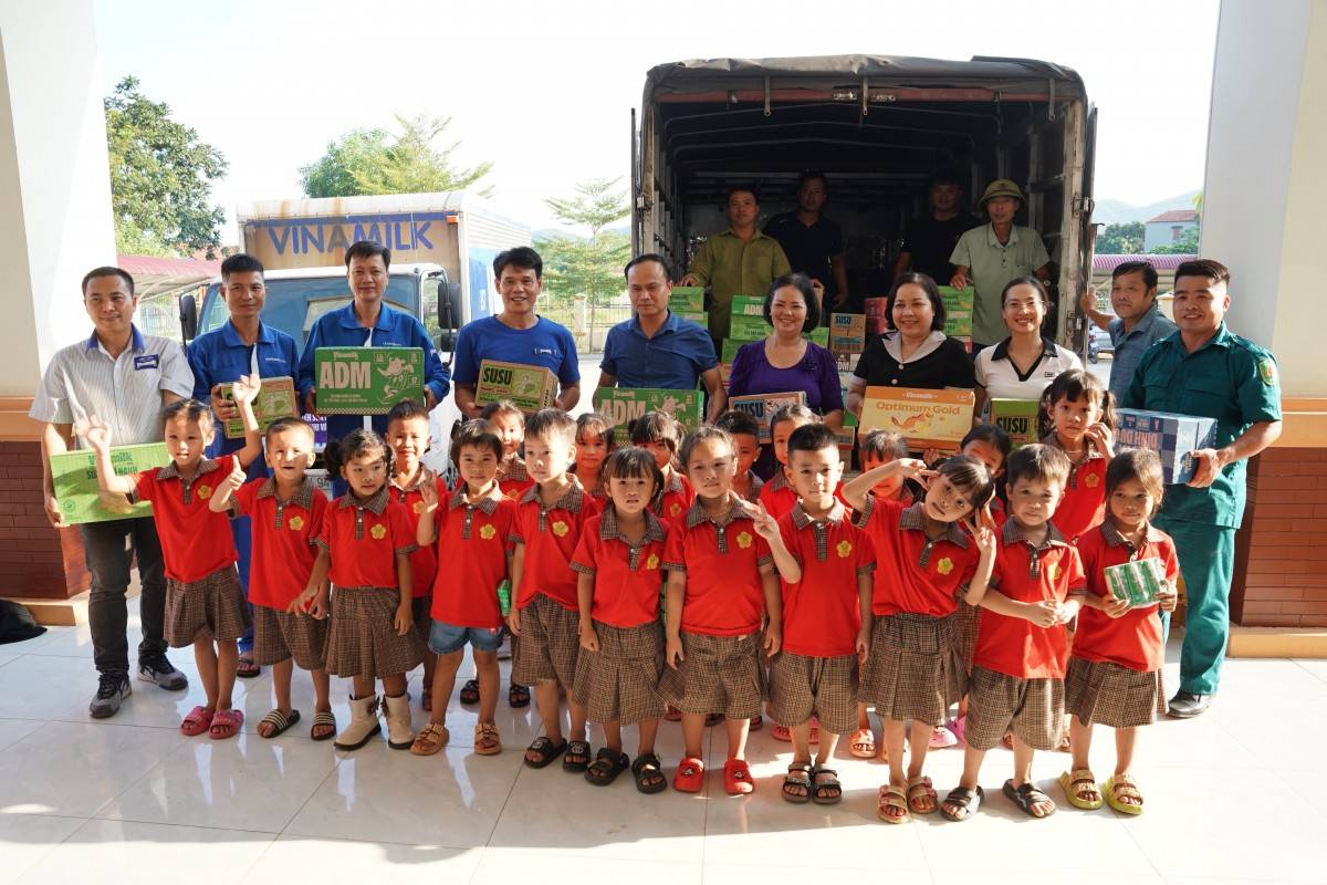 Khi nắng lên sau bão, nụ cười trong veo của trẻ thơ chính là điều khiến ta tin rằng mọi khó khăn rồi cũng qua và hành trình mới lại bắt đầu. Ảnh: Tịnh Không