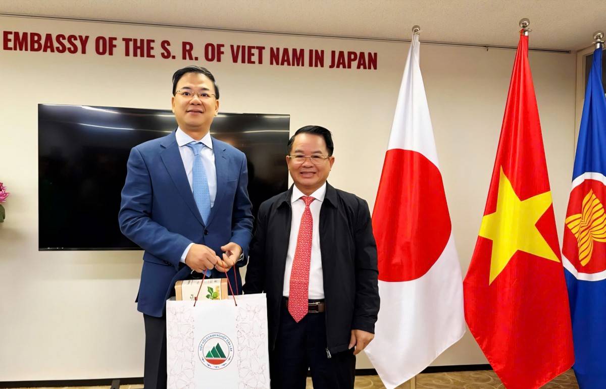 Ông Huỳnh Văn Dũng - Trưởng Đoàn công tác của Hiệp hội Doanh nghiệp tỉnh Đắk Lắk (đeo Caravat đỏ) tặng quà cho Đại sứ Phạm Quang Hiệu.