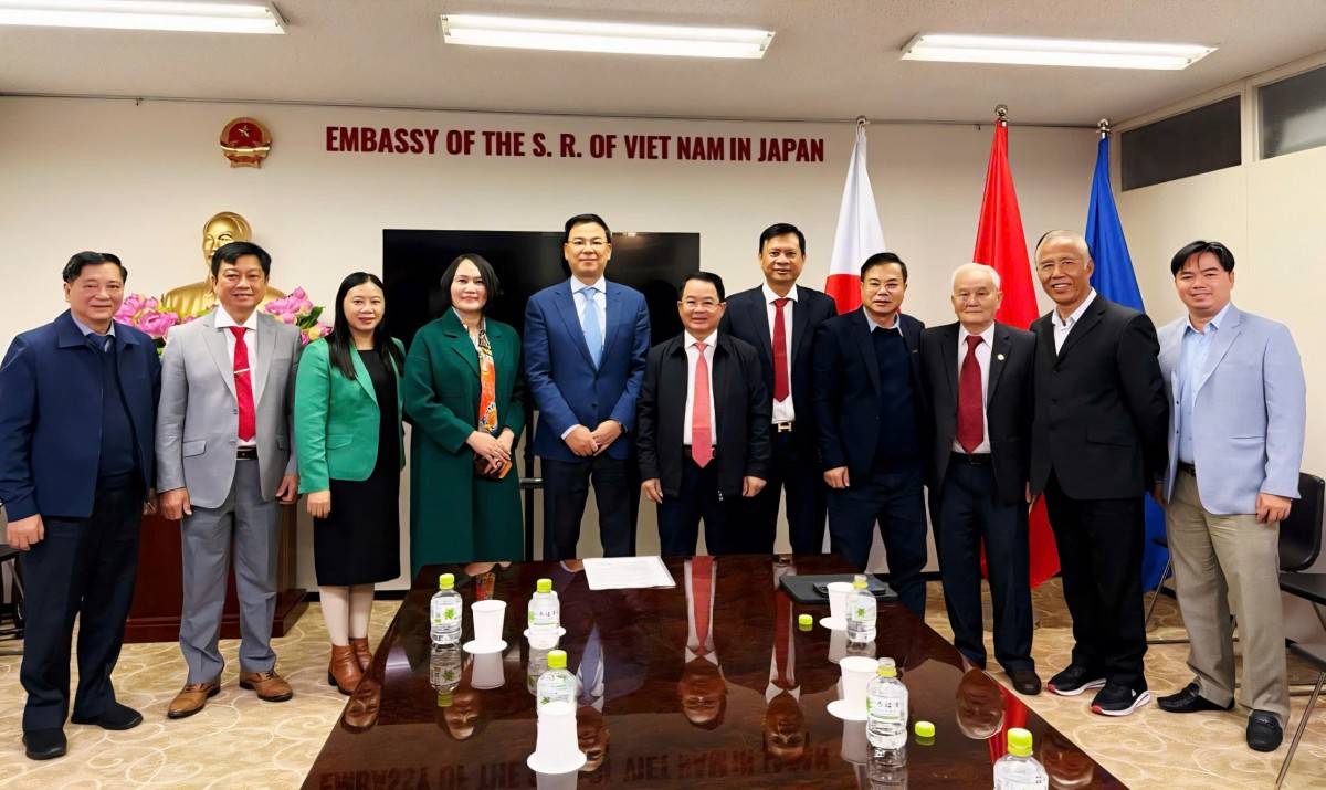 Lãnh đạo Hiệp hội Doanh nghiệp tỉnh Đắk Lắk chụp ảnh lưu niệm với đại sứ Phạm Quang Hiệu.