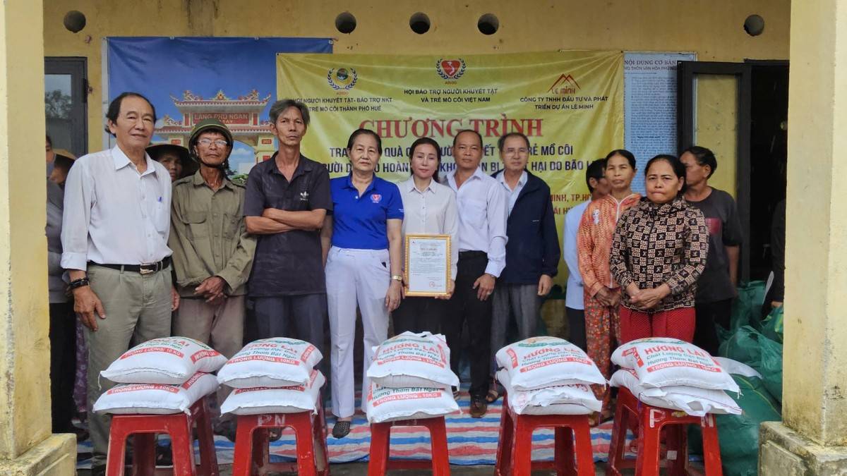 Hội khuyết tật và trẻ mồ côi Việt Nam trao 270 triệu cho bà con khuyết tật Huế 