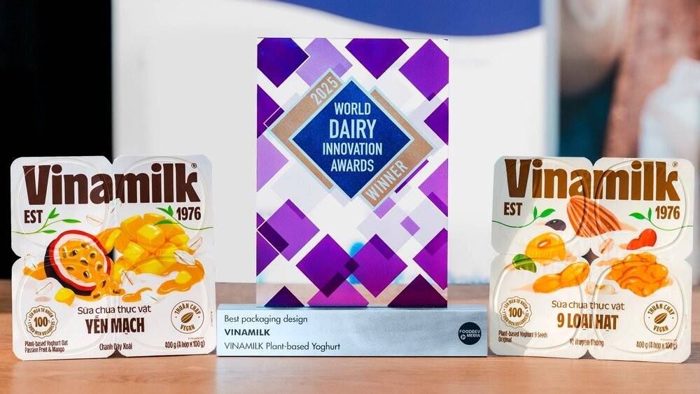 Sữa chua ăn thực vật Vinamilk với 2 vị độc đáo: Vị truyền thống từ 9 loại hạt và Yến mạch kết hợp chanh dây, xoài - Chiến thắng thuyết phục giải thưởng Thiết kế bao bì xuất sắc nhất. Ảnh: Vinamilk