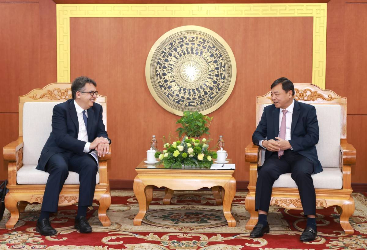 Ông Nguyễn Hoàng Hiệp, Thứ trưởng Bộ Nông nghiệp & Môi trường (bên phải) tiếp đón và trao đổi với ông Remy Ejel, Tổng Giám đốc Nestlé Khu vực Châu Á, Châu Đại Dương và Châu Phi (bên trái)