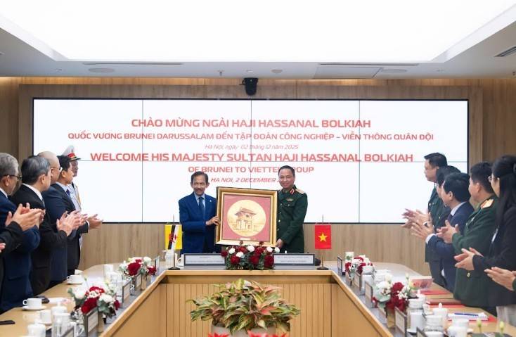  Quốc vương Brunei Darussalam Haji Hassanal Bolkiah thăm và làm việc tại Viettel.