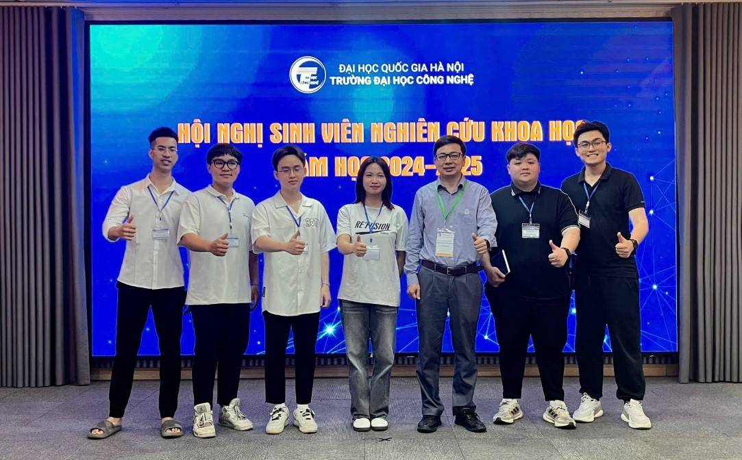 Hà Quang Hưng (ngoài cùng, bên phải ảnh) chụp ảnh cùng PGS.TS Phạm Minh Triển – Phó Chủ nhiệm Khoa Công nghệ nông nghiệp và các thành viên nhóm nghiên cứu của Khoa