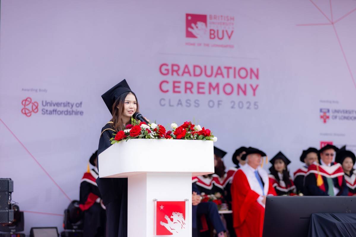 Lưu Khánh Ngọc đại diện sinh viên phát biểu trong Lễ tốt nghiệp BUV tháng 12/2025