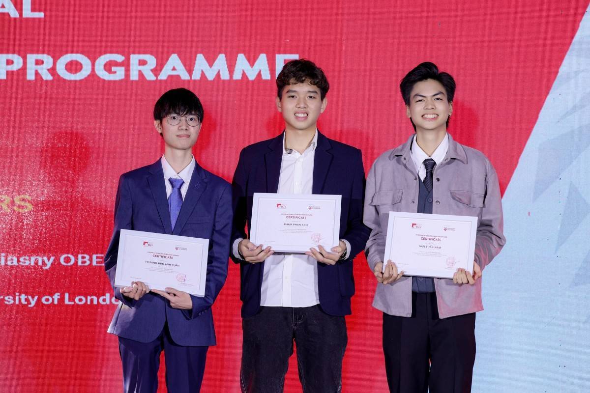 Từ trái qua: Trương Đức Anh Tuấn (top 1), Phạm Phan Anh (top 7) và Văn Tuấn Nam (top 10) thế giới của chương trình IFP. 