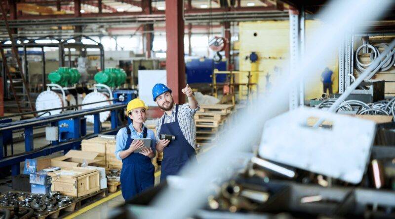 Lao động kỹ thuật “khát” người, nhân viên văn phòng đối mặt áp lực tìm việc