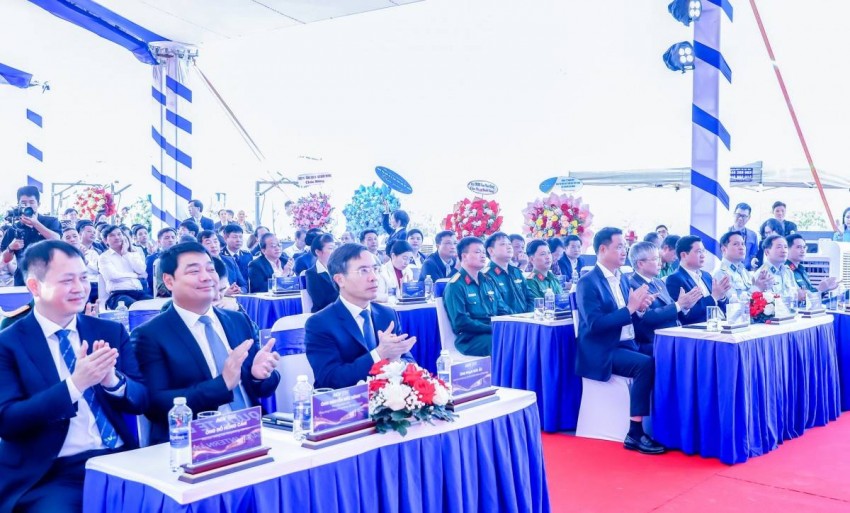 Đại biểu dự lễ khởi công