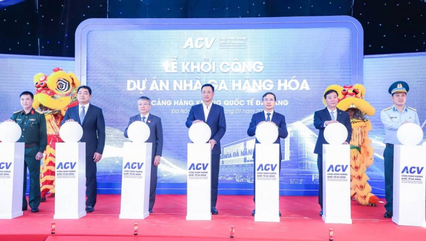 Đại biểu thực hiện nghi thức khởi công