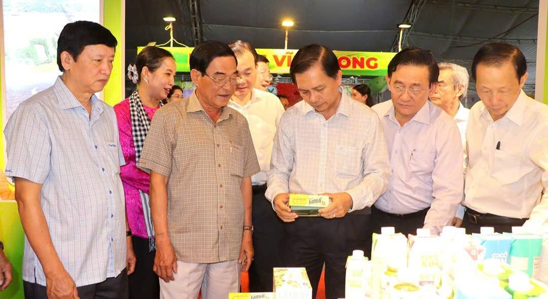 Đại biểu tham quan các gian hàng trưng bày tại hội chợ.​​​​