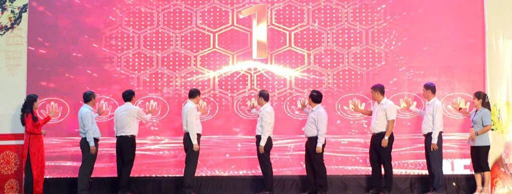 Đại biểu thực hiện nghi thức bấm nút khai mạc