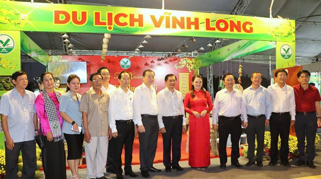 Lãnh đạo tỉnh chụp ảnh lưu niệm tại gian hàng trưng bày Du lịch Vĩnh Long