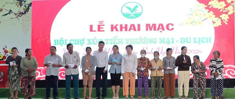 Công ty TNHH Xuân Chính trao tặng 30 phần quà an sinh xã hội cho các hộ có hoàn cảnh khó khăn trên địa bàn phường Long Châu