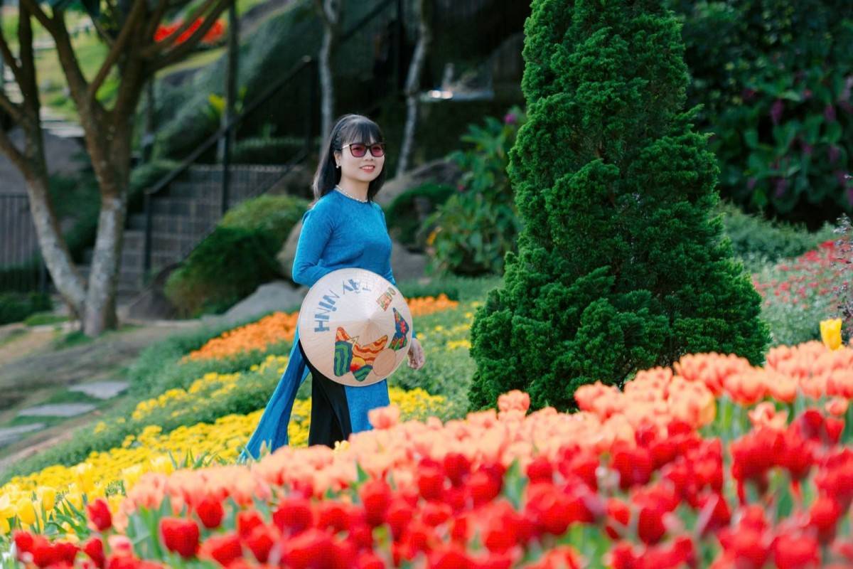 Du khách check-in bên vườn hoa Tulip rực rỡ sắc màu.