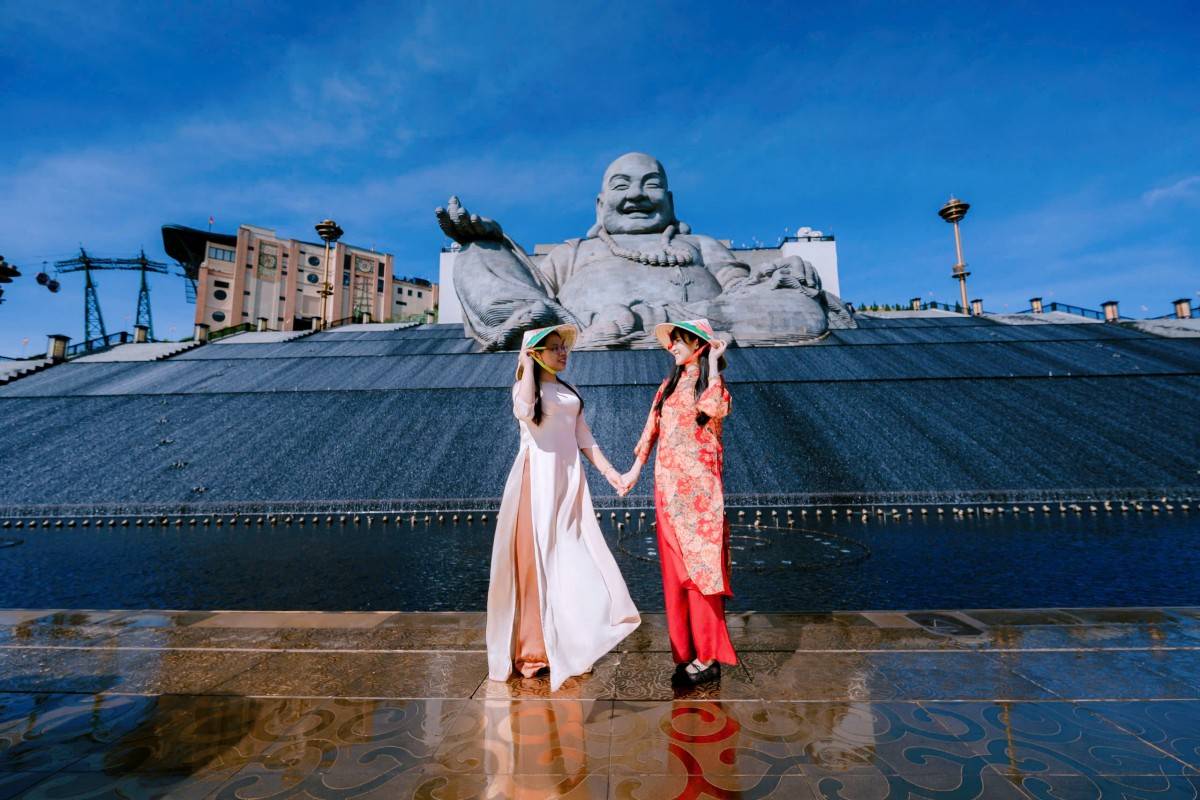 Tượng Bồ Tát Di Lặc là điểm đến và ghi dấu không thể thiếu của mỗi du khách