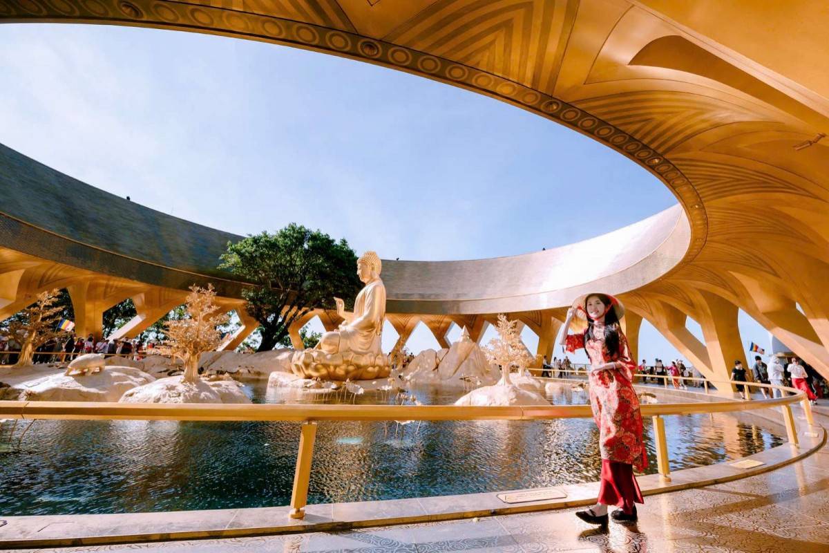 Các Phật tử chiêm bái và nổi bật khi check-in bên tượng Phật Câu Na Hàm Mâu Ni.