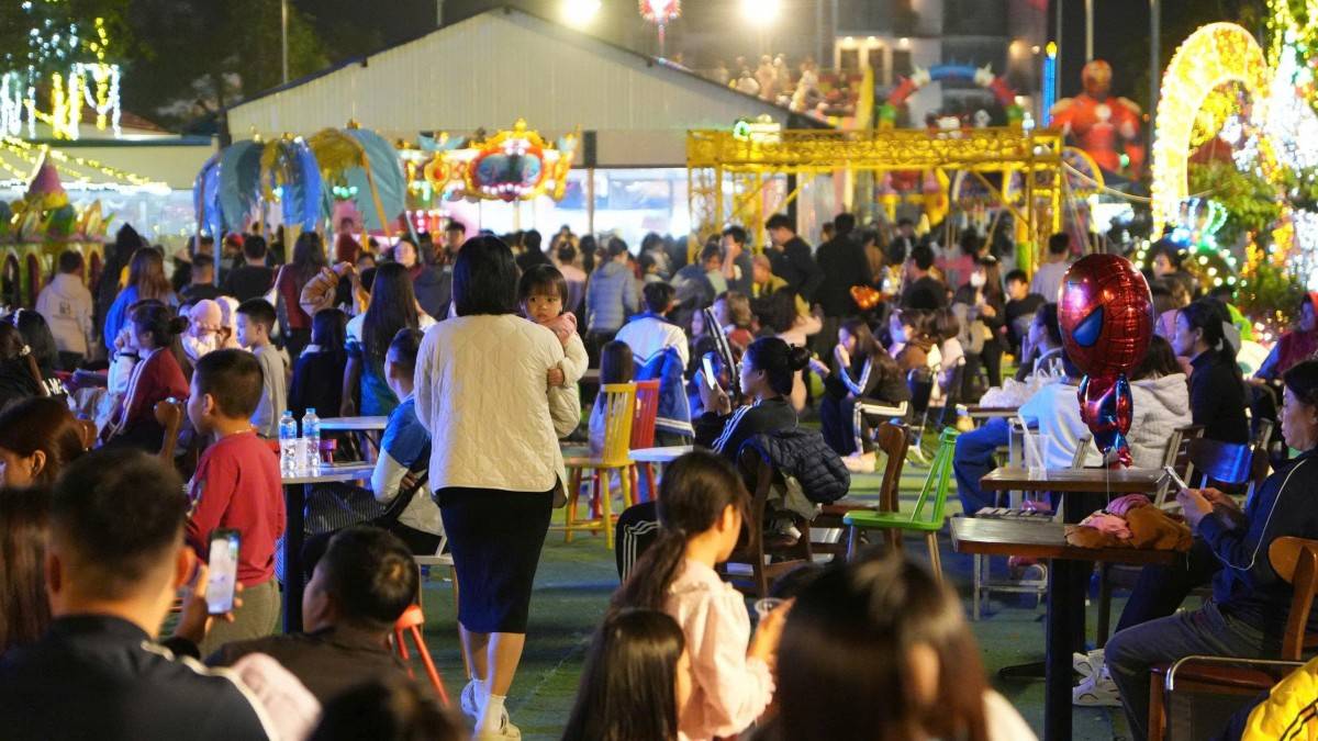 Du khách tại phố đi bộ ngày cuối tuần.jpg