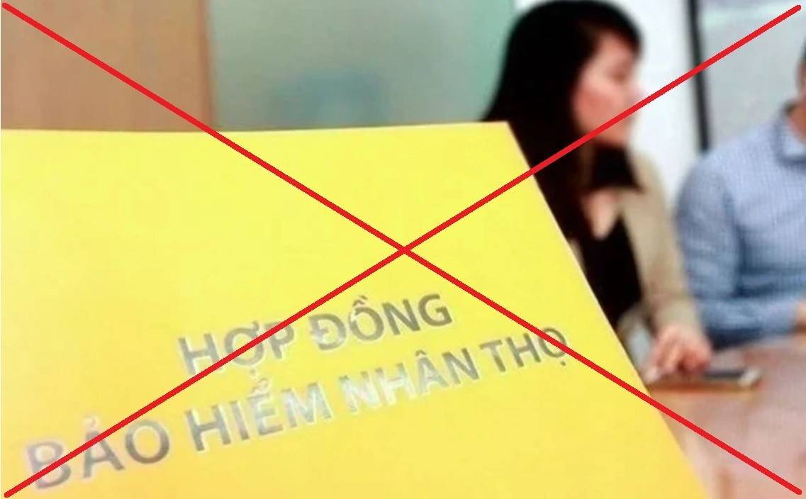 Điều 15 Luật Các tổ chức tín dụng 2024 nghiêm cấm các tổ chức tín dụng, chi nhánh ngân hàng nước ngoài, người quản lý, người điều hành, nhân viên của tổ chức tín dụng, chi nhánh ngân hàng nước ngoài gắn việc bán sản phẩm bảo hiểm không bắt buộc với việc cung ứng sản phẩm, dịch vụ ngân hàng dưới mọi hình thức.