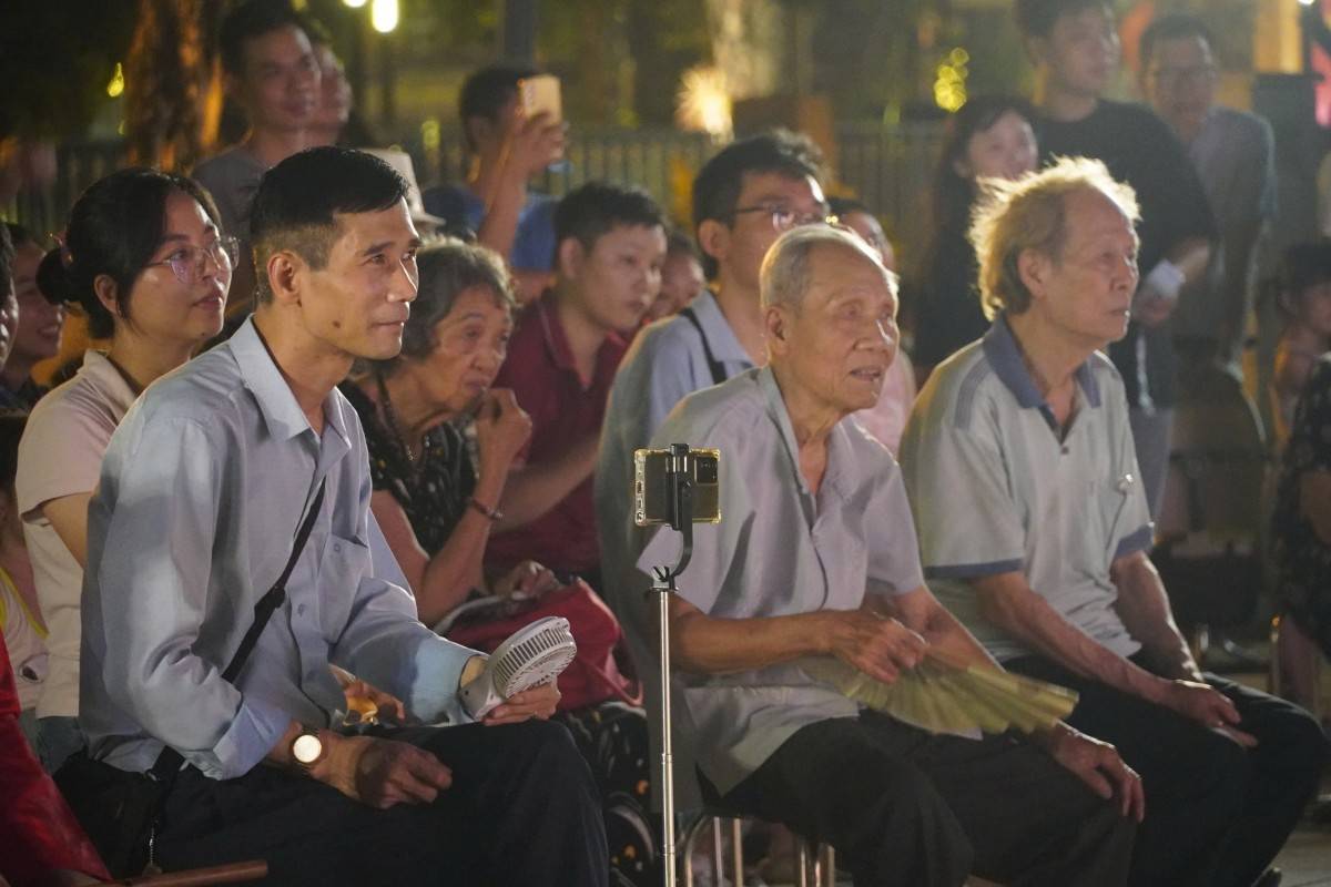 Những sân khấu mở bên hồ Gươm, trở thành “đặc sản” cuối tuần của Hà Nội