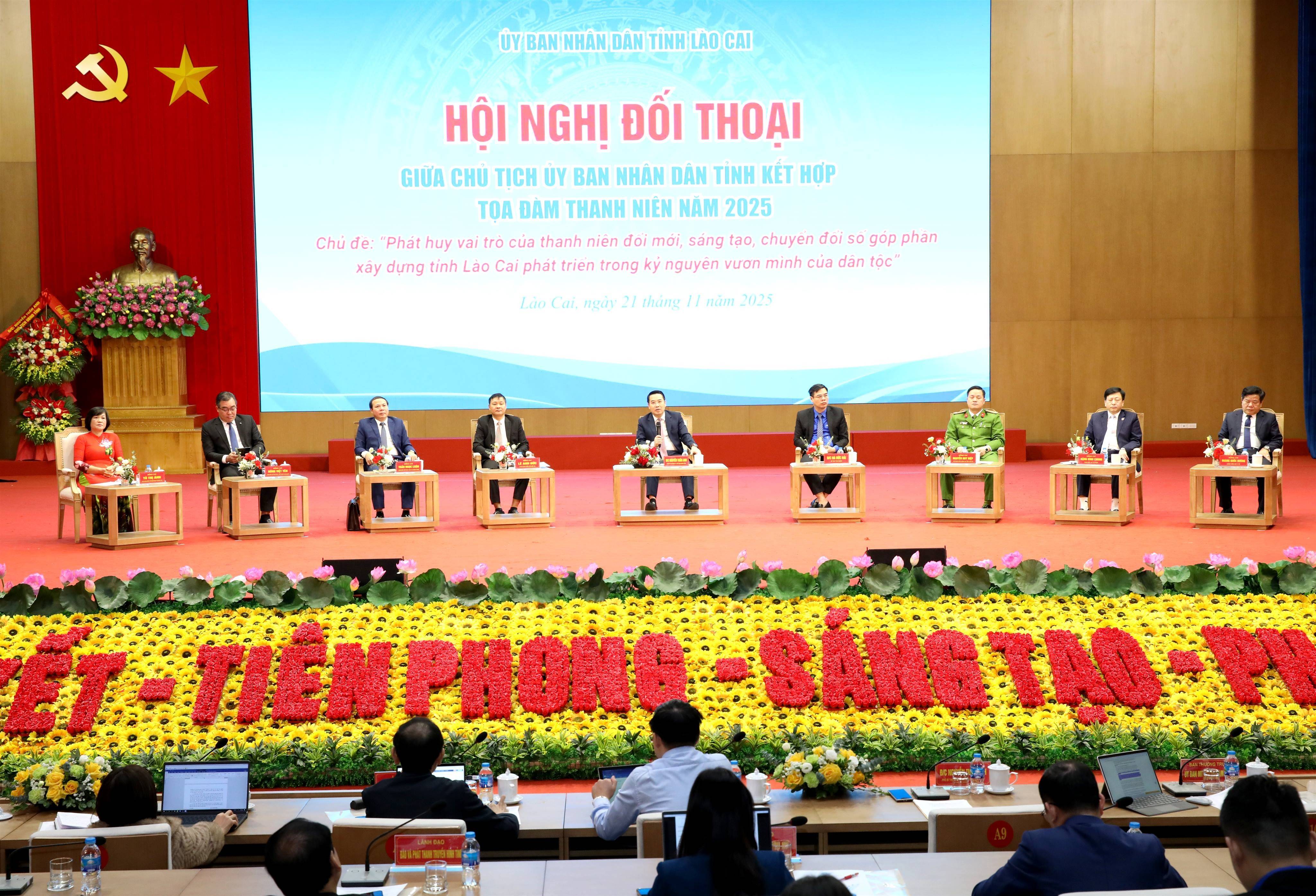 Chủ tịch UBND tỉnh Lào Cai Nguyễn Tuấn Anh và lãnh đạo các sở, ngành của tỉnh trả lời, giải đáp các ý kiến của đoàn viên thanh niên tại Hội nghị đối thoại giữa Chủ tịch UBND tỉnh với thanh niên kết hợp Tọa đàm thanh niên năm 2025
