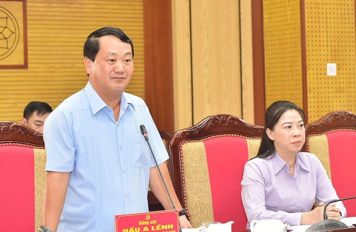 í thư Tỉnh ủy Hầu A Lềnh phát biểu tại hội nghị.