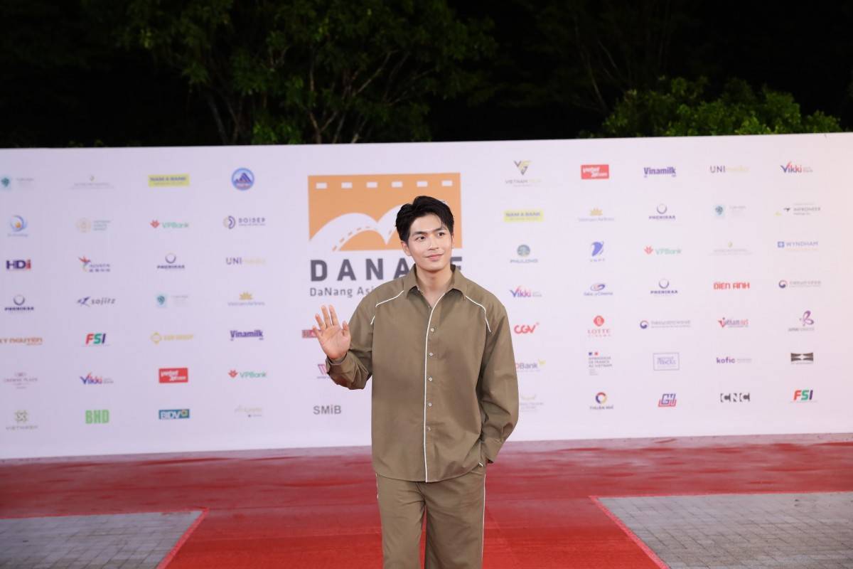 Hình 2. Điểm hẹn của các diễn viên nổi tiếng sẽ tỏa sáng tại DANAFF (Hình ảnh diễn viên Quốc Anh xuất hiện tại thảm đỏ DANAFF III). (Nguồn ảnh: Cung Hội nghị Quốc tế Ariyana Đà Nẵng)