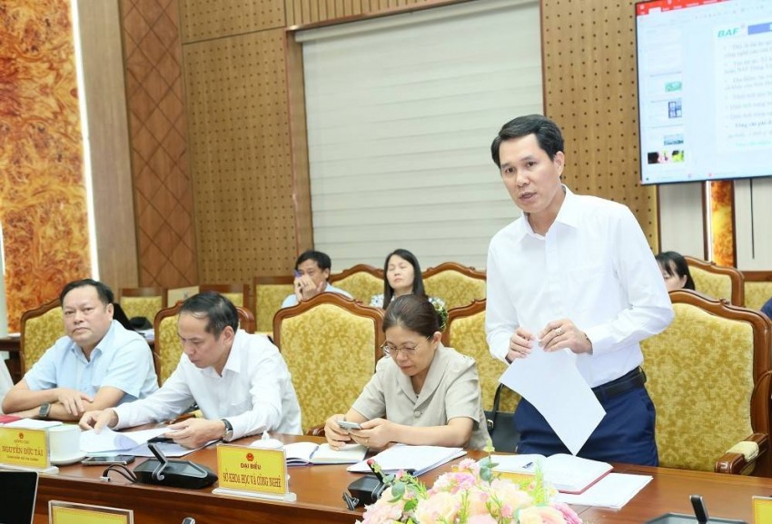 Lãnh đạo Sở Xây dựng phát biểu thảo luận tại buổi làm việc_