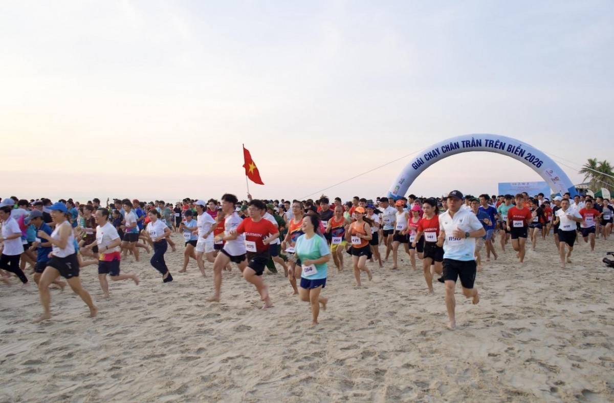 Gần 2.000 vận động viên tham gia giải chạy chân trần trên biển Đà Nẵng