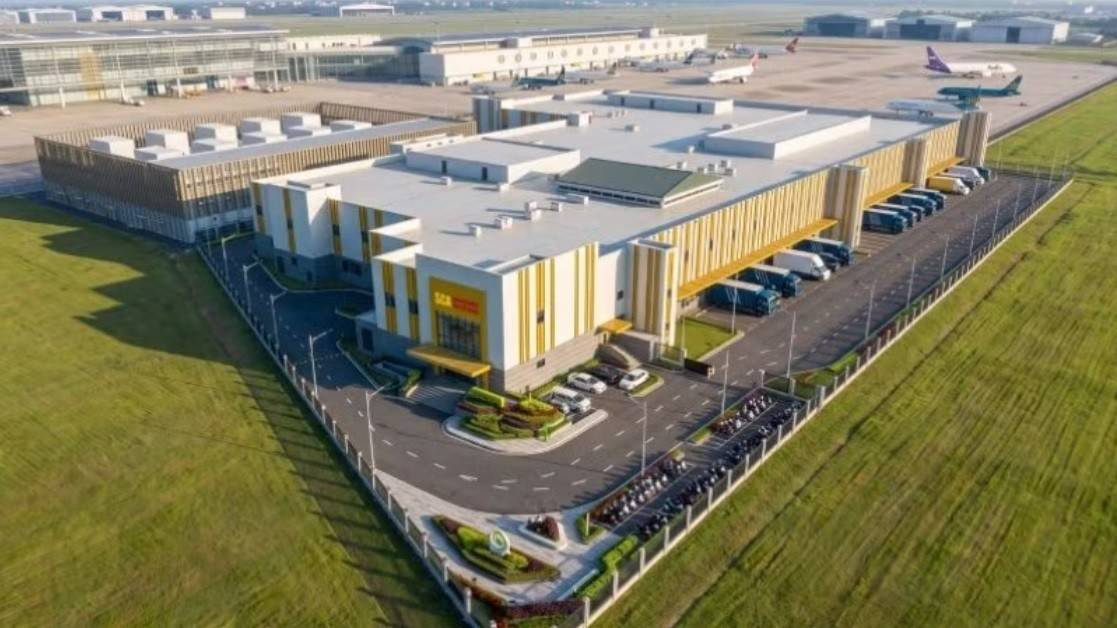 Với khả năng cung ứng tối đa 50.000 suất ăn mỗi ngày, Nhà máy Suất ăn hàng không Phú Quốc (SCA) được xây dựng như một mắt xích hậu cần quan trọng, đáp ứng quy mô khai thác lên tới 50 triệu lượt khách mỗi năm của Sân bay Phú Quốc.