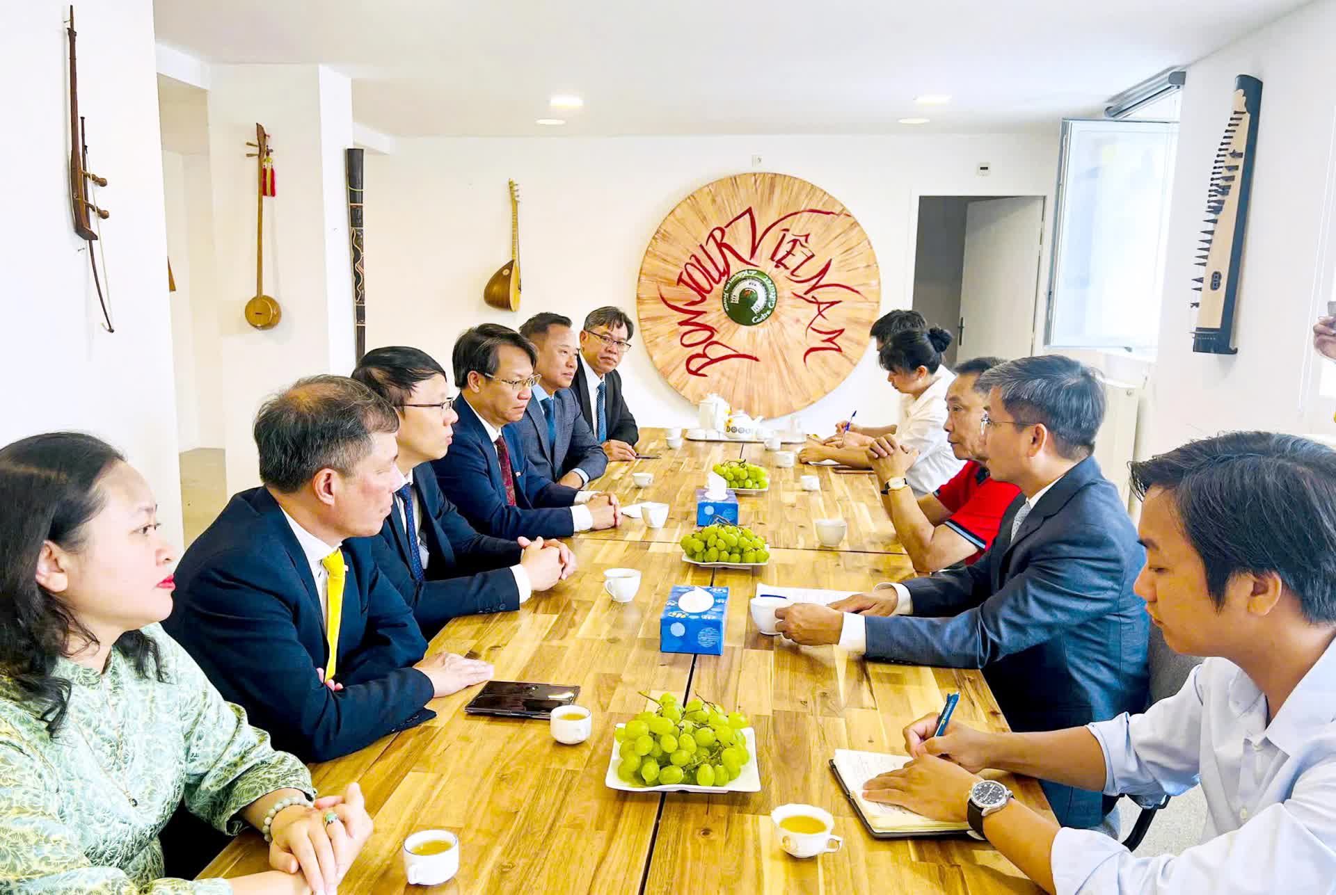 Đoàn công tác tỉnh Khánh Hòa thăm, làm việc với Trung tâm Văn hóa Việt Nam tại Pháp