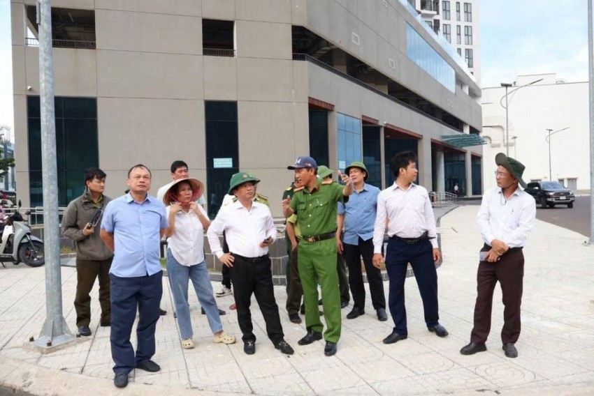 Đại tá Nguyễn Hoàng Tuấn, Trưởng Phòng Cảnh sát Phòng cháy, chữa cháy và Cứu nạn, cứu hộ Công an tỉnh Gia Lai trao đổi với lãnh đạo địa phương và các lực lượng chức năng, thống nhất phương án tổ chức chữa cháy, khống chế đám cháy.