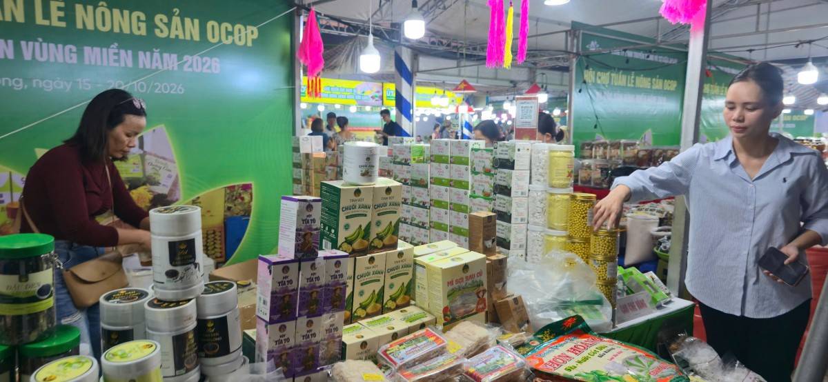 Với hàng nghìn sản phẩm cùng sự góp mặt của các chủ thể sản xuất trên cả nước, hội chợ là dịp để người dân khám phá đặc sản vùng miền, lựa chọn hàng Việt chất lượng và góp phần thúc đẩy tiêu thụ nông sản trong nước.