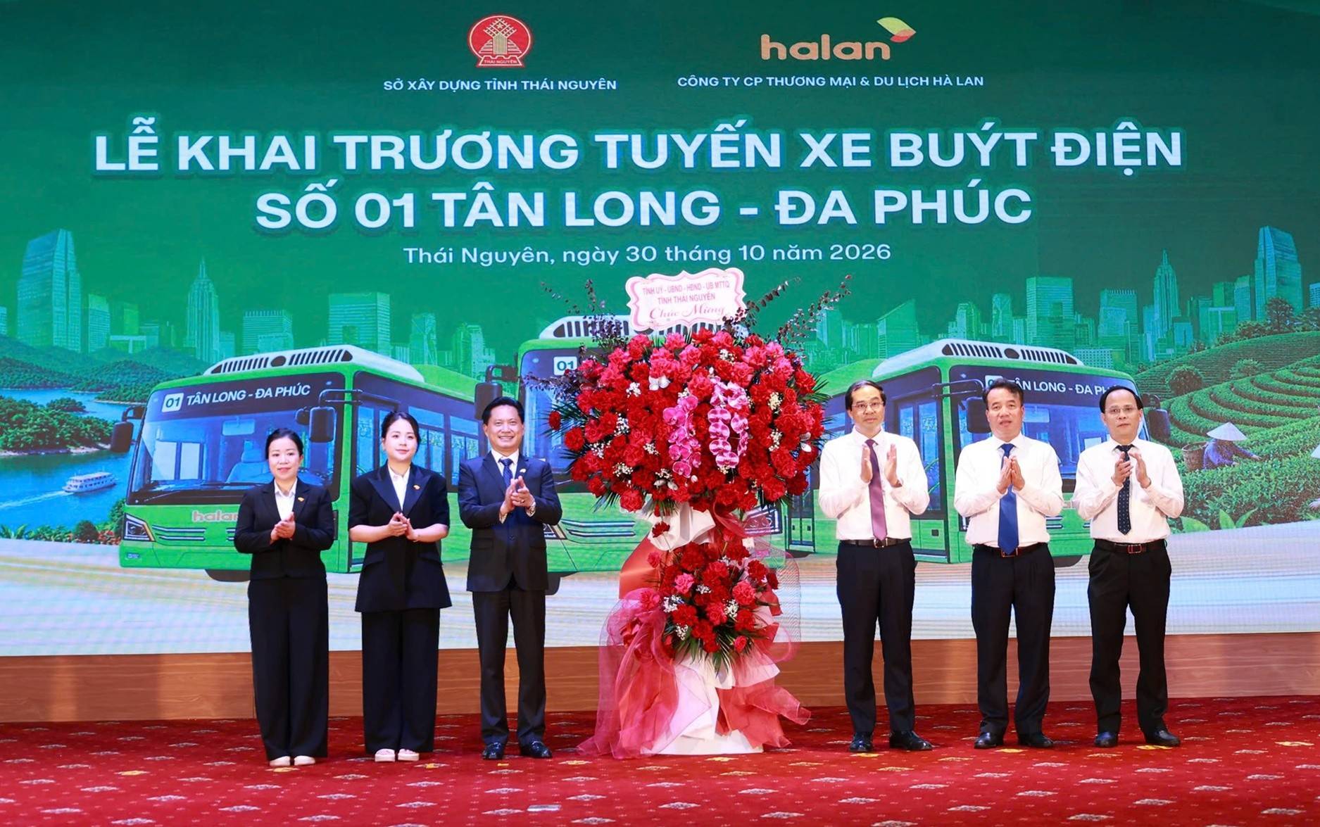 ãnh đạo tỉnh tặng hoa chúc mừng Công ty cổ phần Thương mại và Du lịch Hà Lan