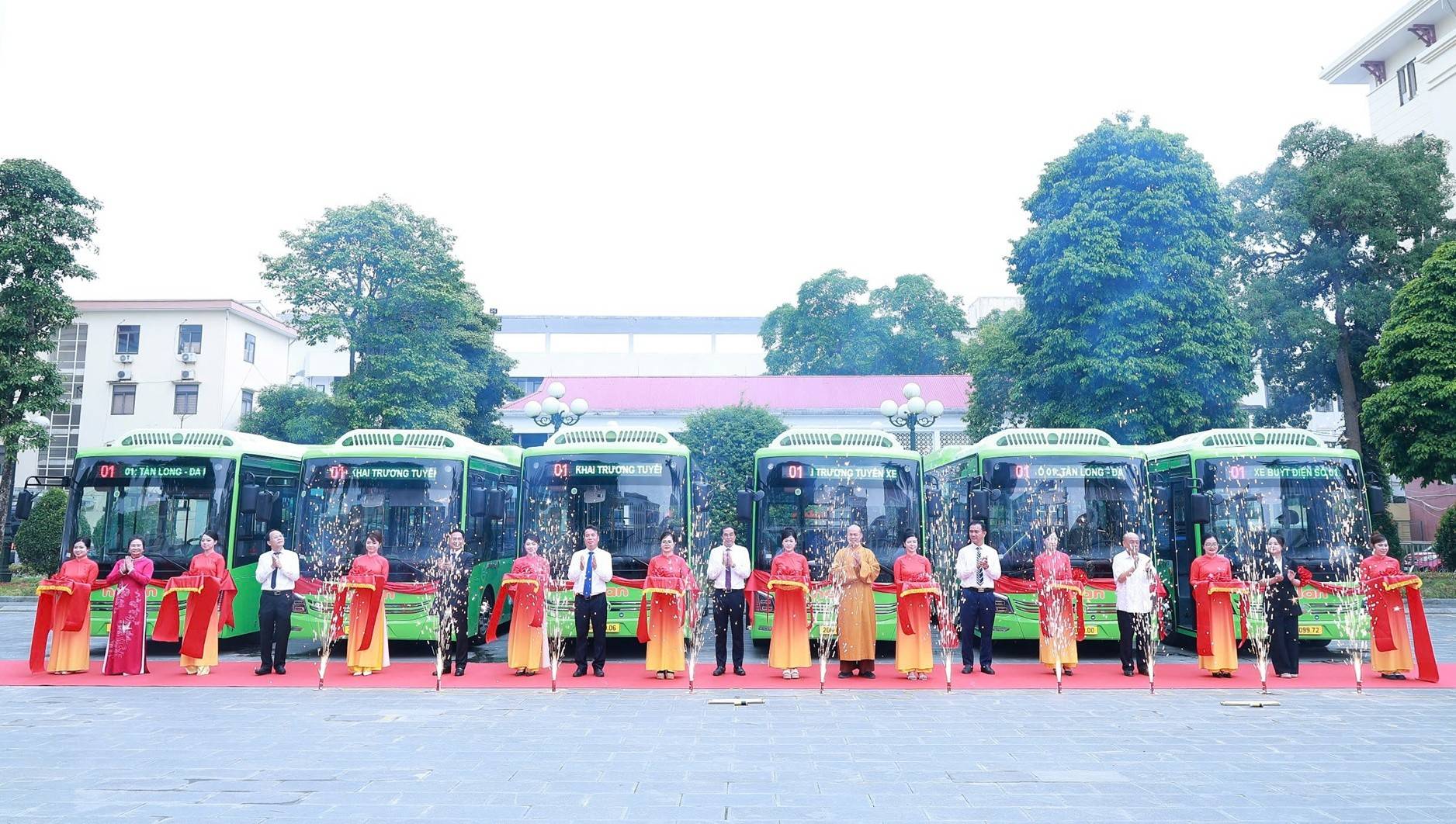 Các đại biểu thực hiện nghi thức khai trương tuyến xe buýt điện số 01 Tân Long - Đa Phúc
