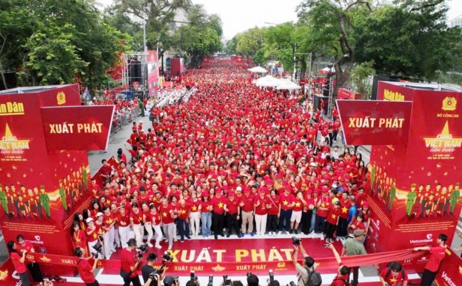 Lễ phát động chương trình đi bộ toàn quốc "Cùng Việt Nam tiến bước" năm 2025 tại Hà Nội. Ảnh: Báo Nhân dân