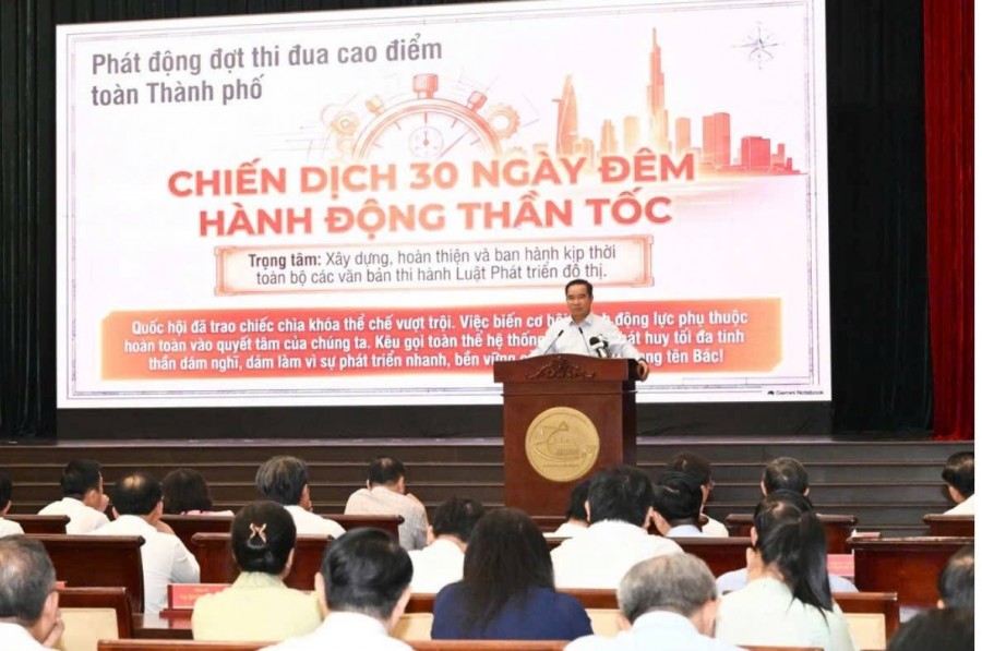 Đồng chí Nguyễn Văn Được phát động đợt thi đua cao điểm 30 ngày đêm tổ chức thi hành Luật Phát triển đô thị. Ảnh: SGGP